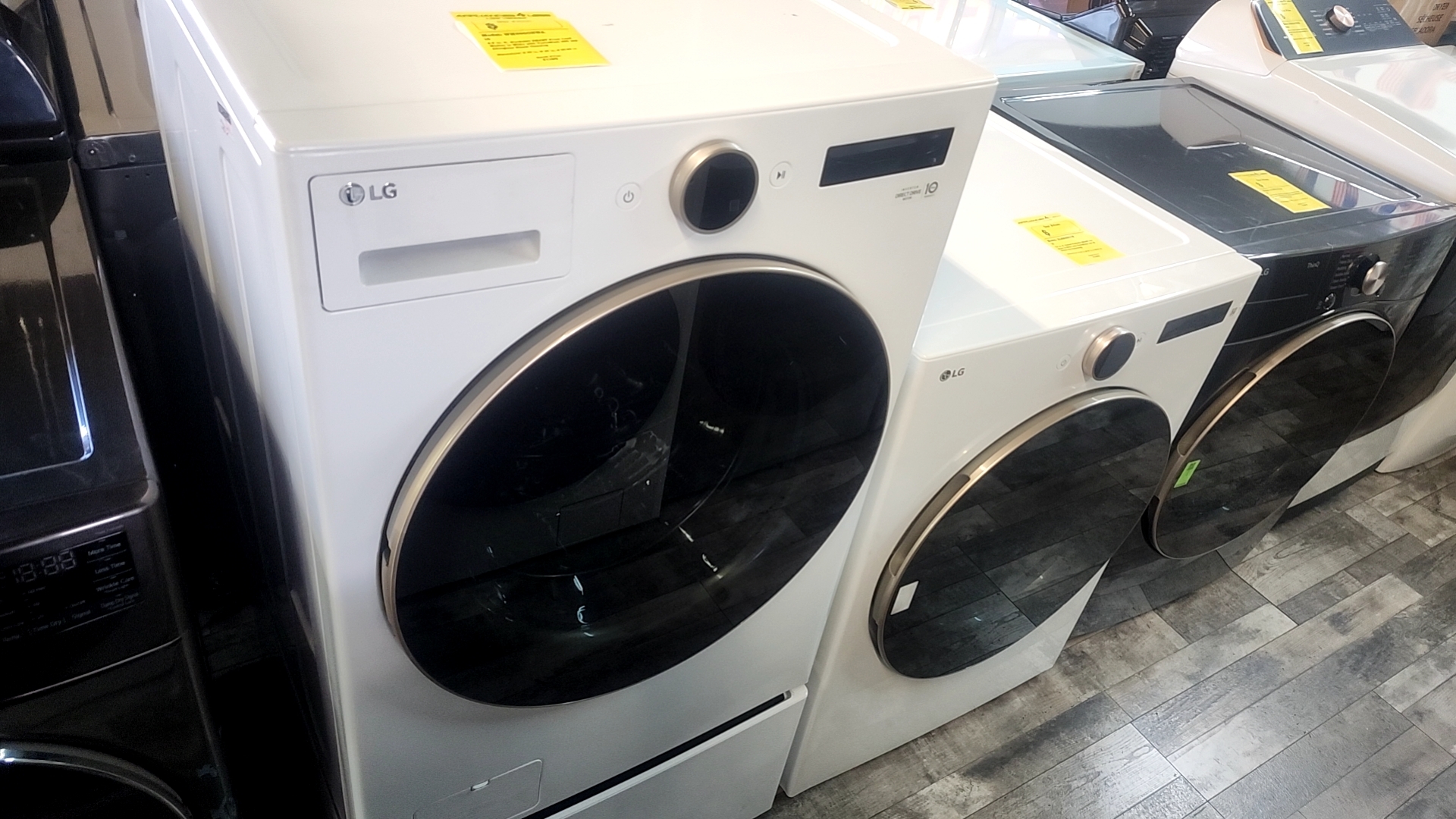 LG 9.0 cu. ft. Mega Capacity Smart Gas Dryer with EasyLoad Door in Graphite Steel